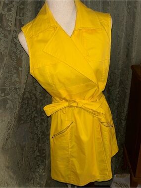 Bebe Sleeveless Yellow Trench Wrap Mini Dress with Tie Waist and collar